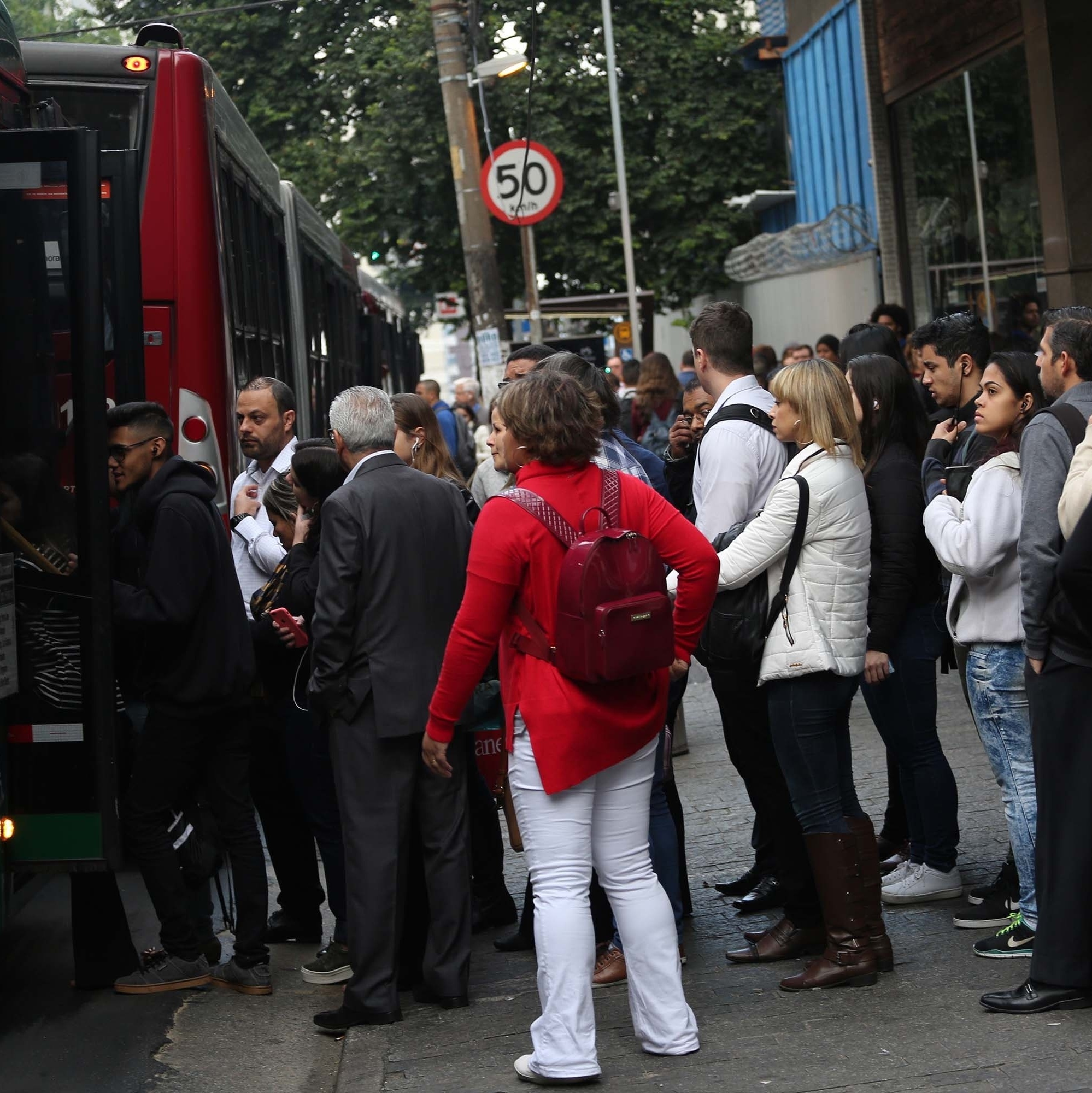 Deixados no ponto: má qualidade das paradas expõe quem usa ônibus -  02/06/2023 - UOL Carros