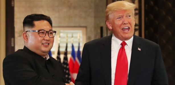 12.jun.2018 - Presidente dos EUA, Donald Trump, e o líder da Coreia do Norte, Kim Jong-Un, se cumprimentam em cúpula histórica em Singapura  - JONATHAN ERNST/Reuters