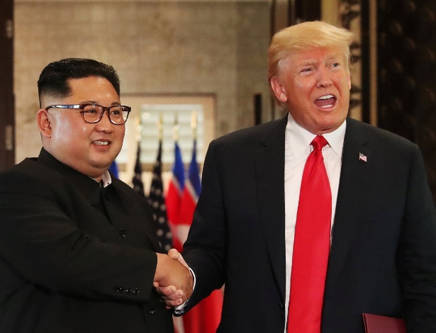 Presidente dos EUA, Donald Trump, e o líder da Coreia do Norte, Kim Jong-Un, se cumprimentam em cúpula histórica em Singapura  - JONATHAN ERNST/Reuters