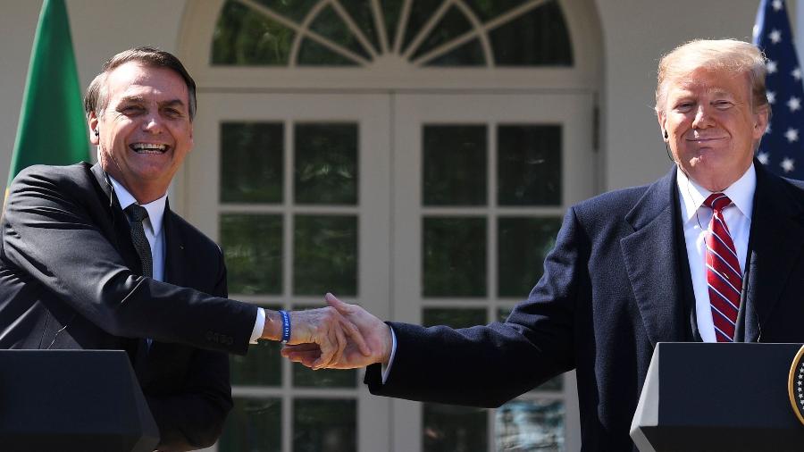 Bolsonaro e Trump participam de cerimônia no jardim da Casa Branca, onde discursaram e concederam entrevistas - AFP