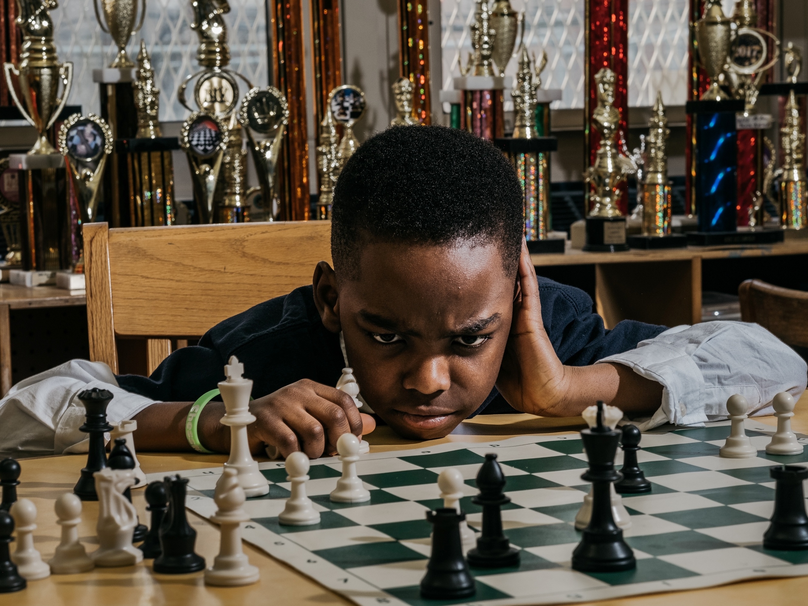 Nigeriano de 8 anos que vive em abrigo nos EUA vira campeão de