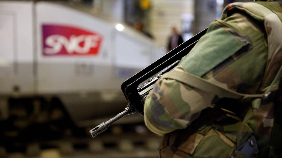 2.out.2017 - Soldado francês faz a guarda da estação de trem Gare Montparnasse, em Paris, em operação anti-terrorismo - AFP
