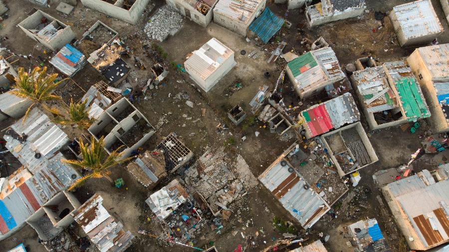 1.abr.2019 - Destroços de construções afetadas pelo ciclone Idai são vistos em Praia Nova, próxima de Beira, Moçambique - Guillem Sartorio/AFP