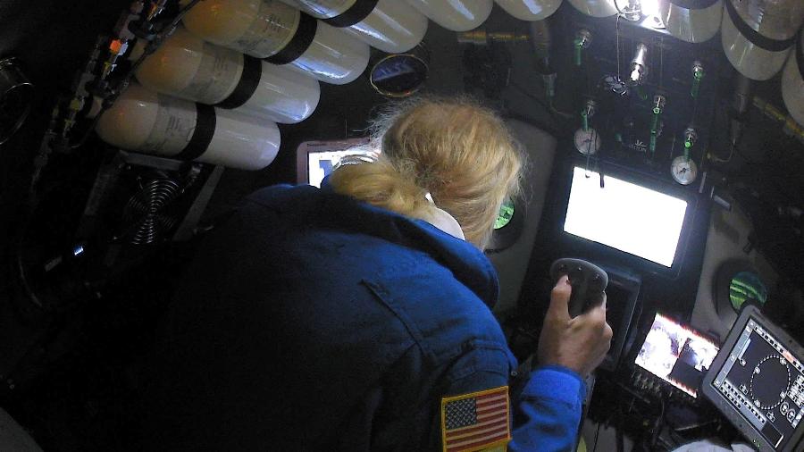 13.mai.2019 - O explorador submarino Victor Vescovo pilota o submarino DSV Limiting Factor nas Fossas Marianas, do Oceano Pacífico - Discovery Channel via Reuters