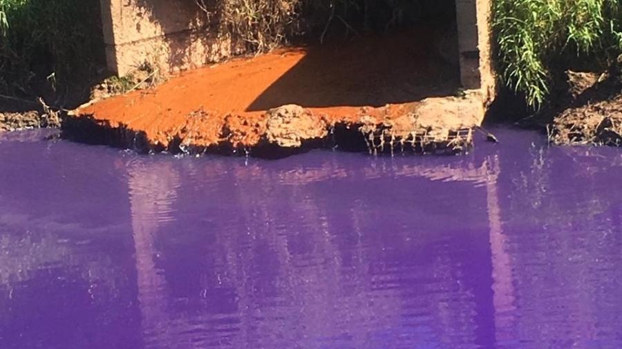 29.jun.2019 - Córrego Caputera, em Itaquaquecetuba (SP), está com água roxa - Arquivo pessoal/Adriana Aparecida Félix