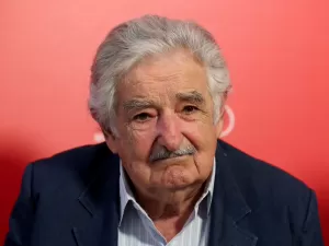 Ex-presidente uruguaio Pepe Mujica revela tumor no esôfago