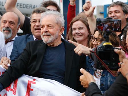 08.nov.2019 -O ex-presidente Lula deixa a carceragem da PF em Curitiba - CASSIANO ROSÁRIO/FUTURA PRESS//ESTADÃO CONTEÚDO