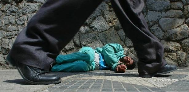 Pobreza cai ao menor nível desde 2012, mas ainda aflige 1 em cada 4 no país