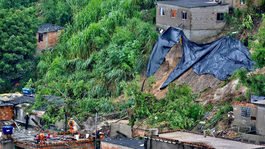 Duas casas desabaram em Ibirité, na região metropolitana de Belo Horizonte - Uarlen Valério/Estadão Conteúdo
