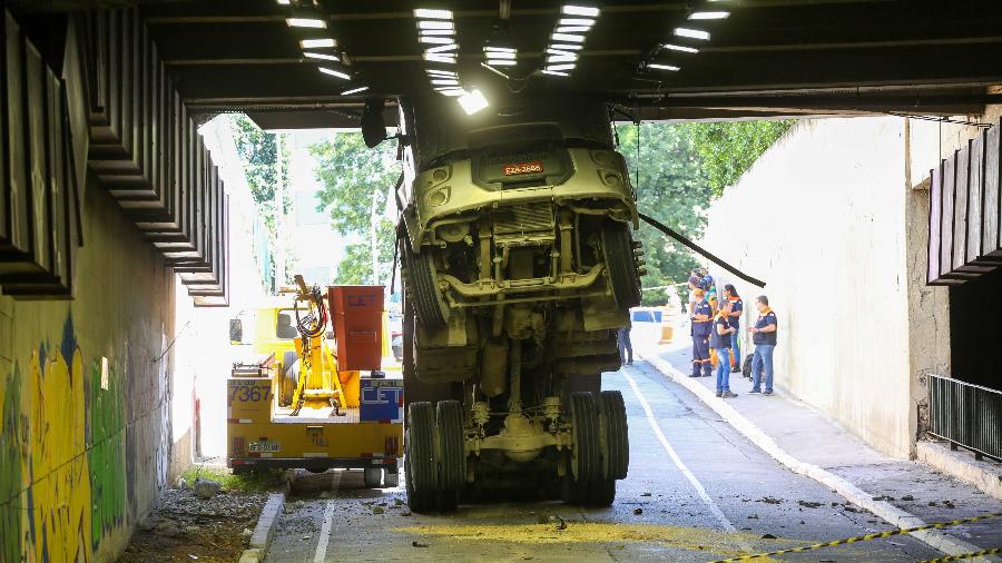 5.mar.2020 - Caminhão entala em túnel embaixo da praça Roosevelt, em São Paulo, após caçamba ser acionada acidentalmente, na madrugada desta quinta-feira - Guilherme Rodrigues/MyPhoto Press/Estadão Conteúdo