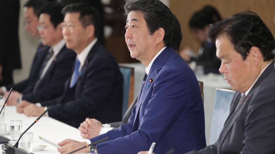 O primeiro-ministro japonês Shinzo Abe em reunião com outros membros do governo em Tóquio - JIJI PRESS/AFP