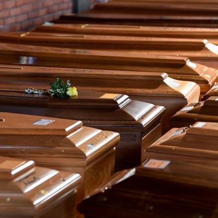 Caixões de pessoas que morreram por causa do coronavírus em igreja no norte da Itália - 