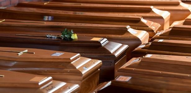 Caixões de pessoas que morreram por causa do coronavírus em igreja no norte da Itália