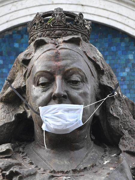 Na Inglaterra, estátua da rainha Victoria é fotografada com máscara durante pandemia do coronavírus - Anthony Devlin/Getty Images
