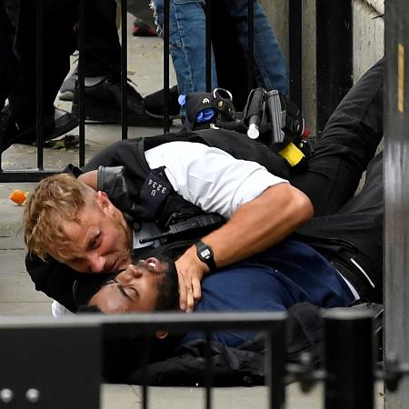 2020, o ano dos conflitos raciais midiatizados: manifestante e policial se chocam perto de Downing Street em protesto "Black Lives Matter" - TOBY MELVILLE/REUTERS