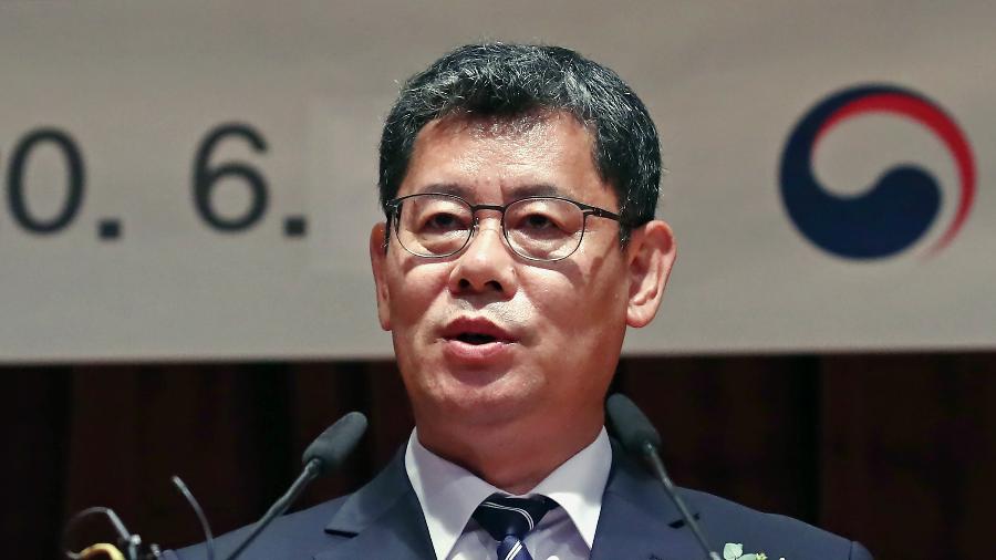 O ministro sul-coreano da Unificação, Kim Yeon-chul, fala durante cerimônia de despedida; ele deixou o cargo - Yonhap/AFP