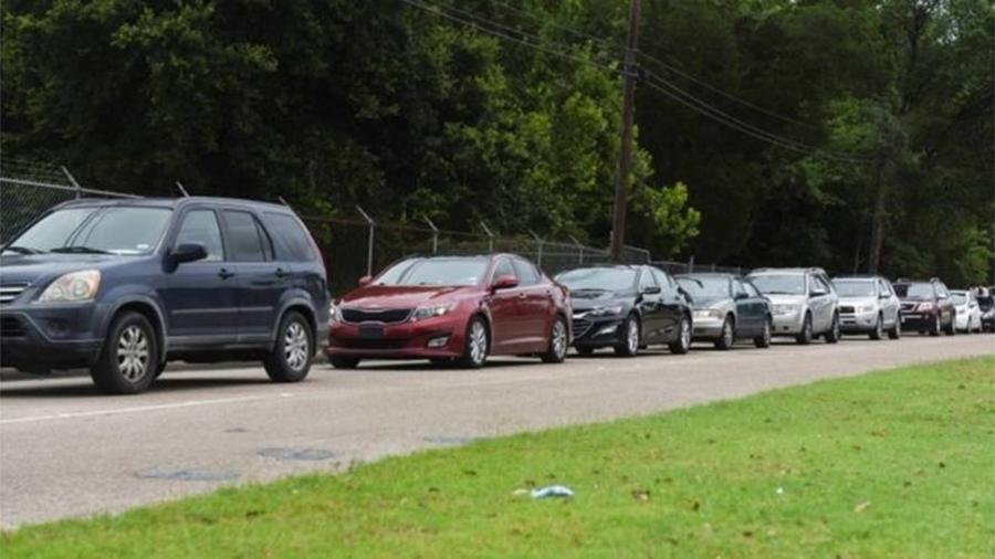 Pessoas no Texas formam filas com seus carros para exames de covid-19; mais de 10% dos testes deram positivo na última semana - Reuters