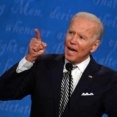 Biden aponta o dedo em direção a Donald Trump durante debate presidencial realizado na noite de hoje, em Cleveland (Ohio) - JIM WATSON/AFP