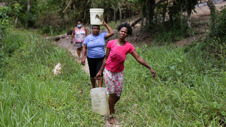22.out.2020 - Quilombolas realizam coleta de água no Quilombo Rio dos Macacos em Salvador - Raul Spinassé/UOL