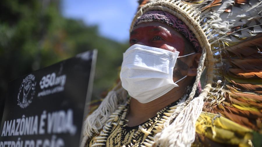 De máscara, líder indígena Ninawa Inu Huni Kui, 40, protesta contra a exploração de petróleo na Amazônia - Mauro Pimentel/AFP