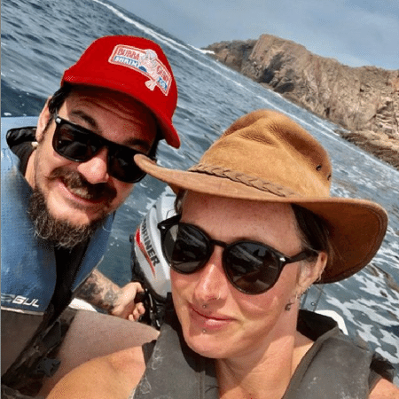 Luke e Sarah no barco que usam para pescar na ilha deserta - Reprodução