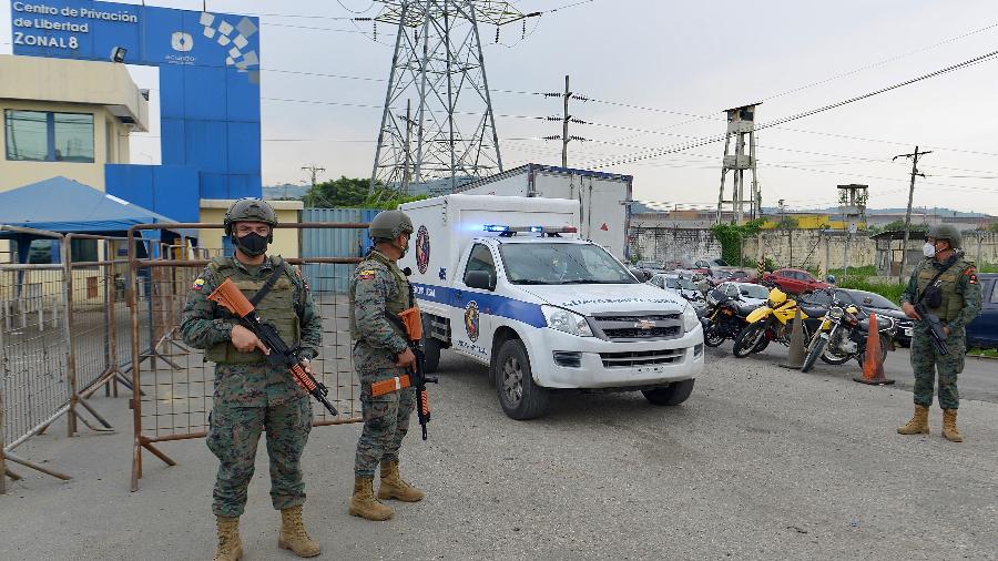 Ambulância de medicina legal deixa o presídio em Guayaquil, no Equador - Marcos Pin Mendez/AFP