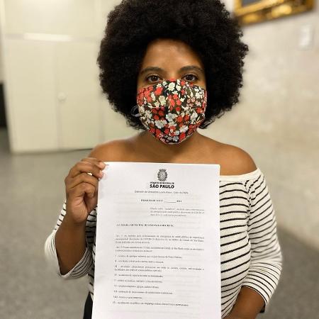 Luana Alves (PSOL-SP) mostra projeto de lei que propõe lockdown na capital  - Reprodução/Instagram