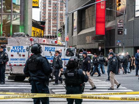 Policiais na Times Square após um tiroteio que deixou 3 pessoas, incluindo uma criança, feridas - Jeenah Moon/Reuters