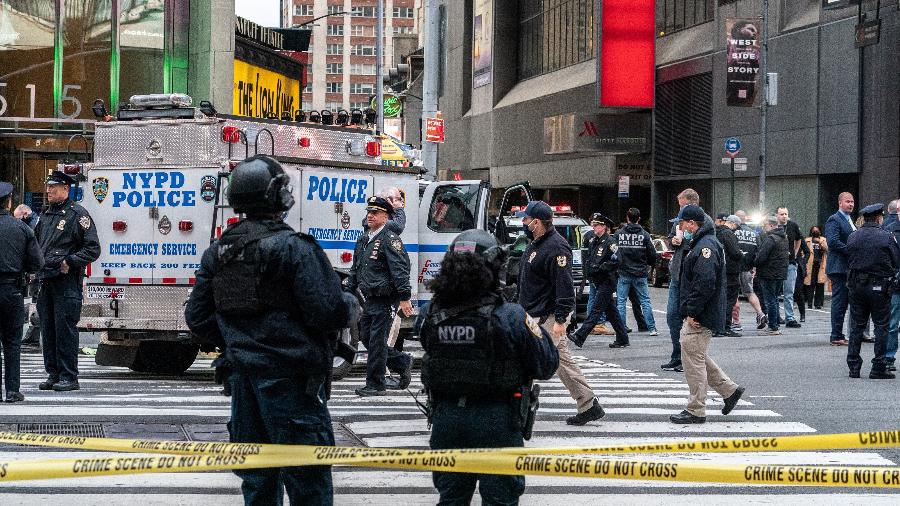 Policiais na Times Square após um tiroteio que deixou 3 pessoas, incluindo uma criança, feridas - Jeenah Moon/Reuters