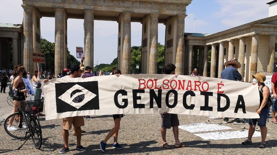Manifestantes protestam contra governo Bolsonaro em frente ao Portão de Brandemburgo, tradicional ponto turístico de Berlim (Alemanha) - Reprodução/Twitter/@ubesoficial