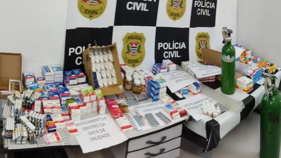 Itens apreendidos na farmácia em SP, que enganava imigrantes com promessa de falsa vacina que "tratava" covid-19 - Polícia Civil