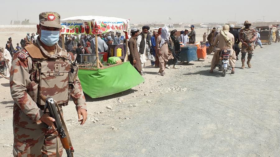 Soldados afegãos patrulham ponto de fronteira em Chaman, no Afeganistão, após talibãs tomarem o controle da cidade - Asghar Achakzai/AFP