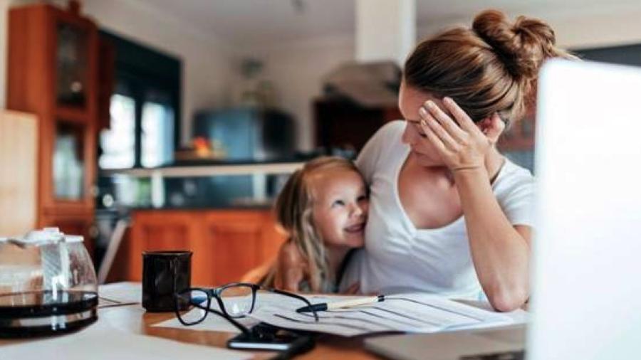 O sentimento de culpa ao tentar conciliar o tempo dedicado aos filhos e ao trabalho é algo comum, principalmente entre as mães - GETTY IMAGES