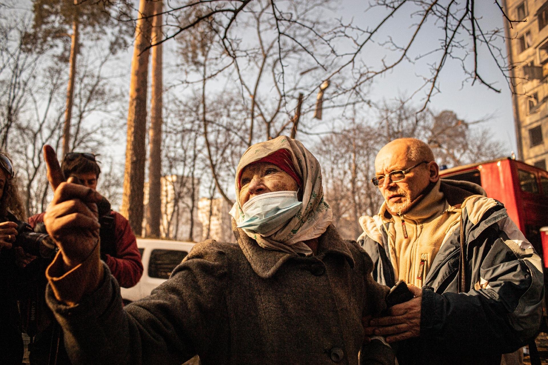 15.mar.2022 - Chorando alto e lutando para se desvencilhar dos braços de um homem que sem sucesso procurava impedi-la de se aproximar das equipes que trabalhavam, a senhora tentava convencer os membros do corpo de bombeiros ainda ocupados com as chamas a salvarem membros de sua família. - André Liohn