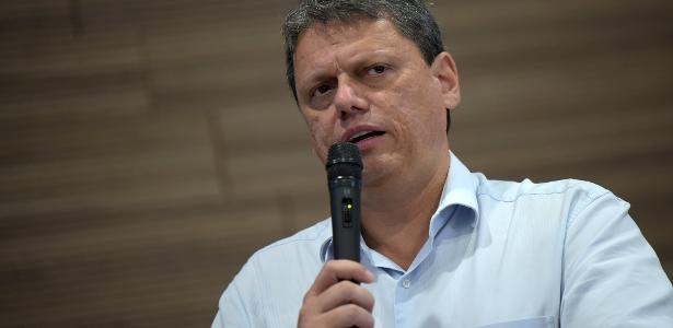 Tarcísio de Freitas, ex-ministro de Bolsonaro e pré-candidato em SP, é um dos nomes que mantém "distância segura" do presidente