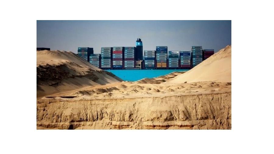 Navios porta-contêineres com até 400 metros de comprimento trafegam por vias marítimas internacionais, como o Canal de Suez - Getty Images
