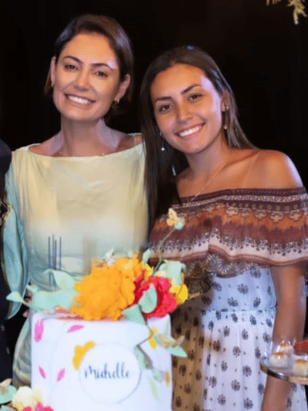22.mar.23 - Michelle e a filha mais velha, Letícia Firmo, no aniversário da ex-primeira-dama