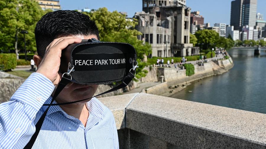 Hiroshi Yamaguchi tem uma empresa que oferece tour em realidade virtual na cidade de Hiroshima - Richard. A. Brooks/AFP