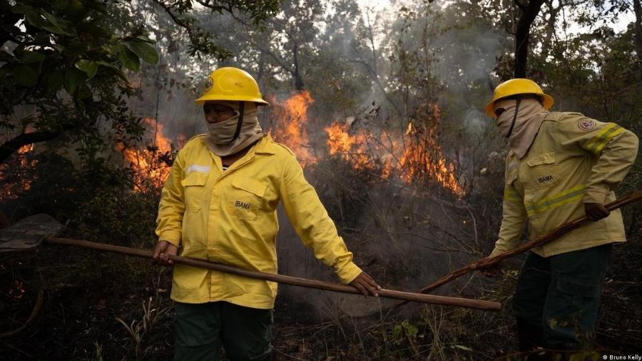 Mulheres Apinajé, da primeira brigada voluntária indígena feminina da Amazônia, participam da primeira atividade de queima prescita da temporada de fogo do ano de 2023 na Terra Indígena Apinajé - Bruno Kelly/DW