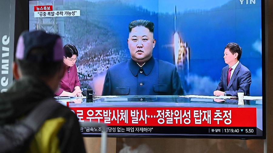 Um homem assiste a uma tela de televisão mostrando um noticiário com imagens de arquivo do líder da Coreia do Norte, Kim Jong Un, em Seul