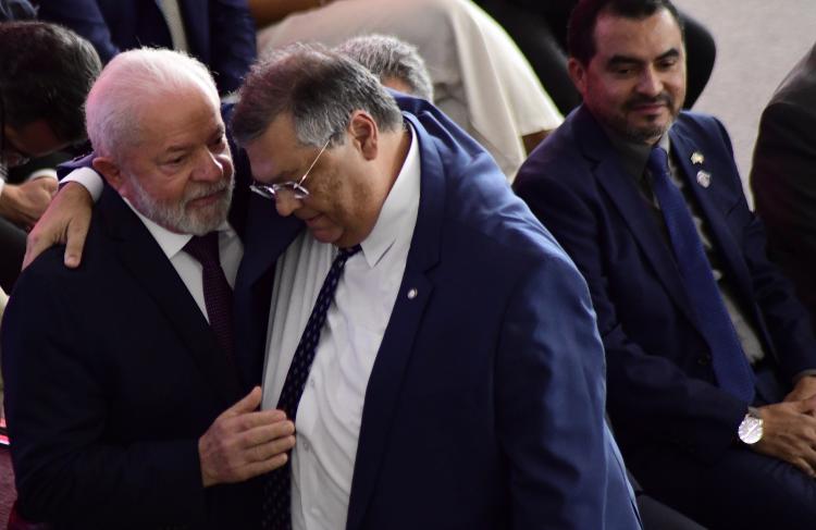 21.jul.2023 - Flávio Dino, ministro da Justiça e Segurança Pública, abraça Lula durante cerimônia de assinatura de decreto de armas