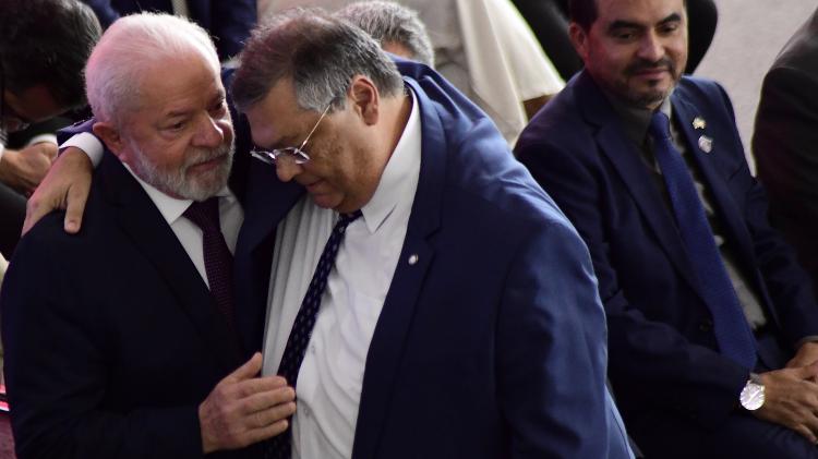 Lula e Dino durante cerimônia de assinatura de decreto que restringiu política de armas; oposição vê uma política desarmamentista no governo