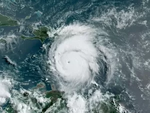 Categoria 5 e 270 km/h: veja as imagens do superpoderoso furacão Beryl