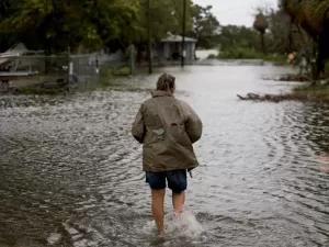 Tempestade tropical Debby atinge a Flórida e mata pelo menos 4 pessoas