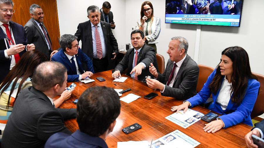 Senador Davi Alcolumbre (União Brasil- AP) e líderes discutindo os vetos da LDO e às emendas de comissão durante sessão do Congresso em maio de 2024. - Roque de Sá/Agência Senado