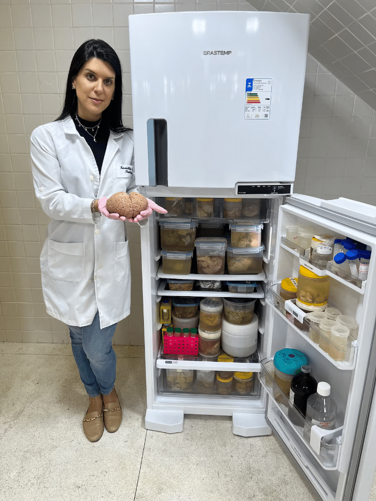 Geladeira com os cérebros coletados durante o projeto de doutorado da Kamilla e que agora constituem parte da coleção da Rede Brasileira de Neurobiodiversidade na UFRJ