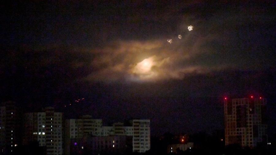 Explosões são vistas no céu após interceptação de ataques em Kiev