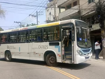 Cinco ônibus são sequestrados e usados como barricadas no Rio