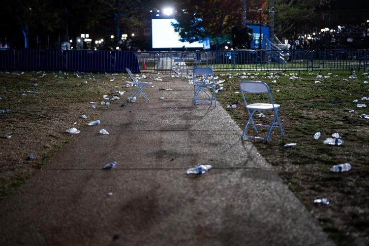 Cadeiras e lixo ficam em um campo vazio após a festa de vigília da noite da eleição para a candidata presidencial democrata, a vice-presidente dos EUA, Kamala Harris, na Universidade Howard em 06 de novembro de 2024 em Wshington, DC