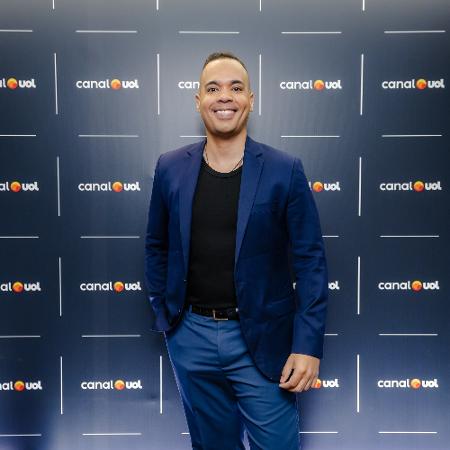 Com mais de dez anos de experiência e passagens pela CNN Brasil, GloboNews e Band, Diego Sarza é quem comanda o UOL News à tarde Com mais de dez anos de experiência e passagens pela CNN Brasil, GloboNews e Band, Diego Sarza é quem comanda o UOL News à tarde